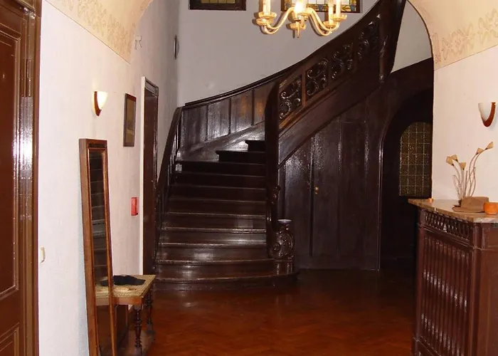 Spending A Splendid, Natural Time At A Mansion Guest house